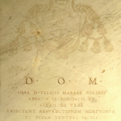 Grabplatte des Abtes in der Chiesa dei Ss. Bonifacio e Alessio